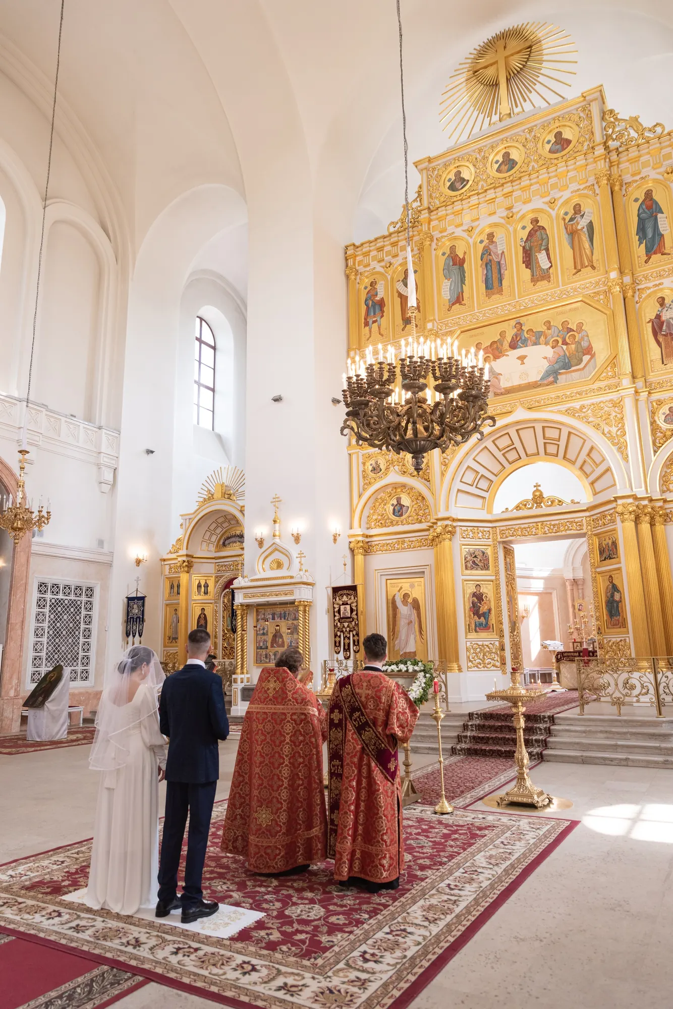 Широкий план венчания в Екатерининском соборе