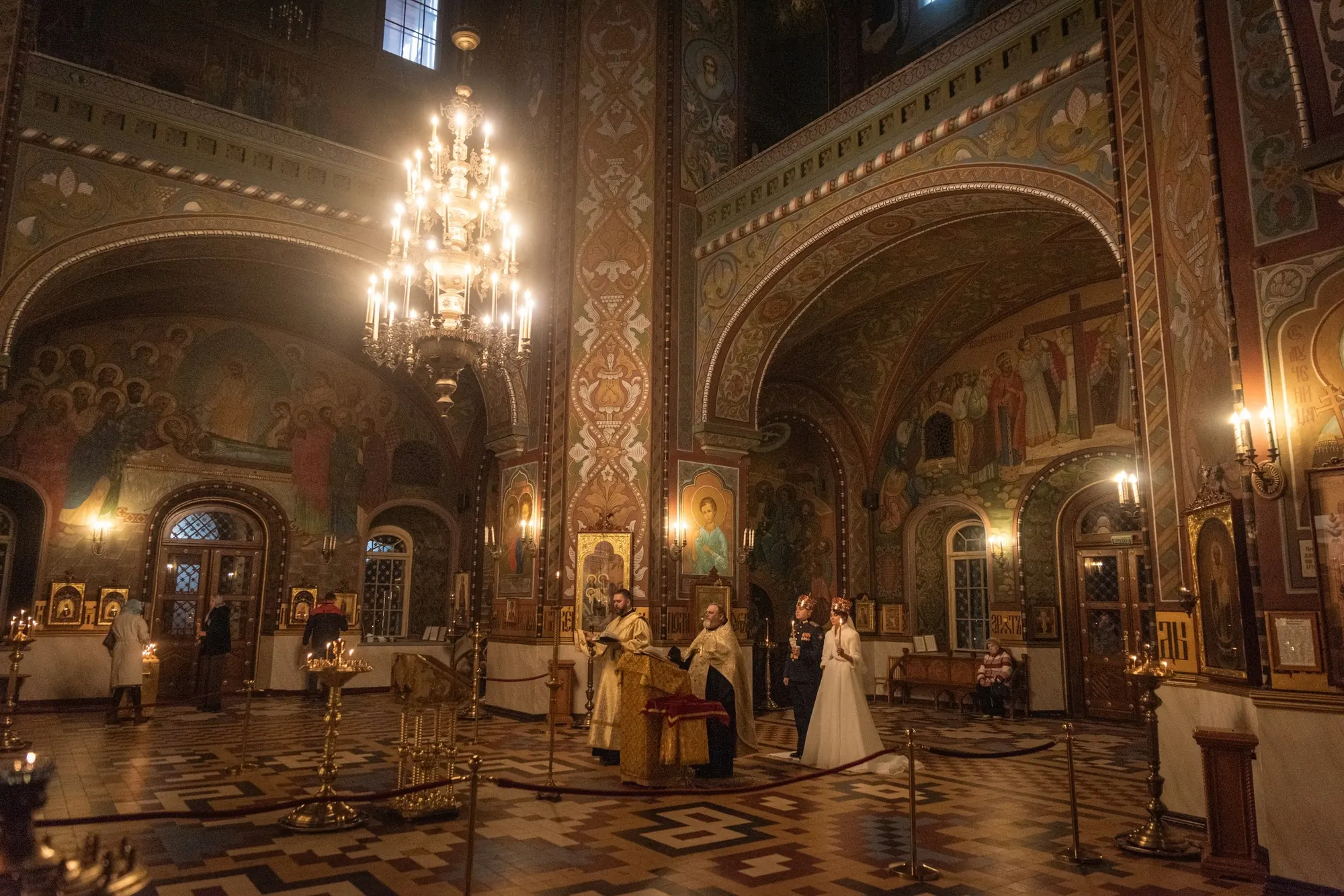 Широкий план венчания Николая и Юлии в соборе Петра и Павла в Петергофе