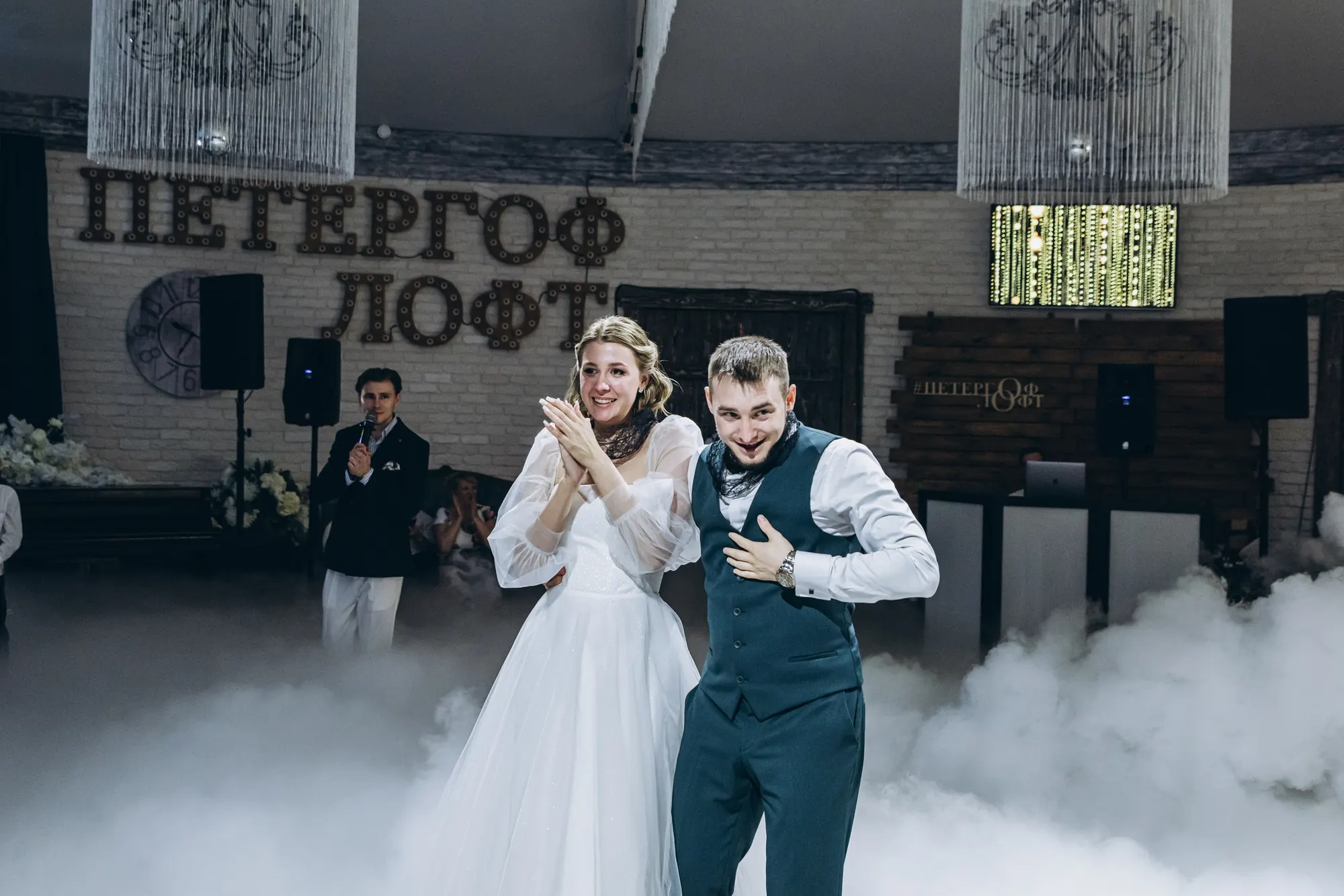 Выездная регистрация у воды в свадебной серии в Санкт-Петербурге
